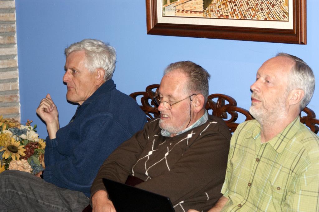 Ton, Bert en Jan geven Kees de volle aandacht